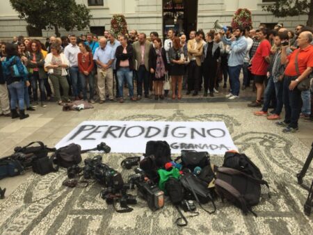 Más de cien personas se concentran en solidaridad con los despedidos en Granada Hoy