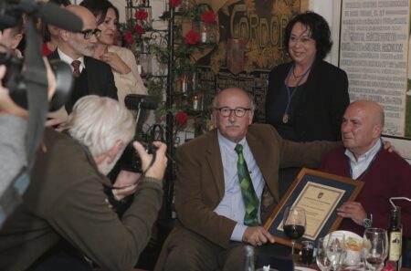 La APM entrega a José Antonio Frías y a Ana Tere Vázquez las Medallas de Honor del Periodista