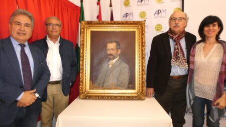 La APM ya exhibe el retrato de León y Serralvo, uno de sus fundadores