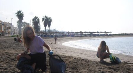 Batida para limpiar la playa en el Día Mundial de la Limpieza del Planeta