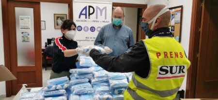 La APM distribuye mascarillas higiénicas entre los periodistas de Málaga