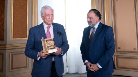 Mario Vargas Llosa recibe el Premio AMI a la Defensa del Periodismo de Calidad