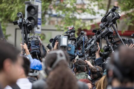 FAPE apoya a los periodistas que abandonaron la rueda de prensa de Macron y Metsola