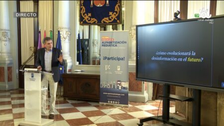 Ramón Salaverría: «Nos persuade más la opinión que la verdad, la emoción que la evidencia, el semejante que el experto»
