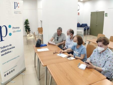 Los talleres de alfabetización para mayores aterrizan en Marbella