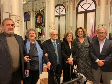 Guillermo Jiménez Smerdou recibe la Medalla de la Ciudad en un emotivo acto