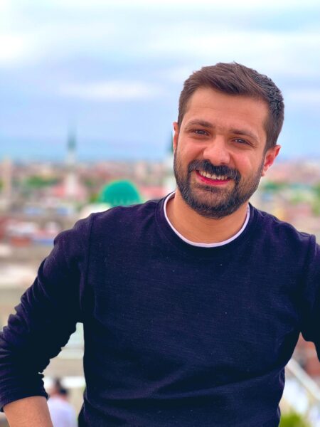 El periodista Vedat Aker, detenido en Turquía mientras cubría las elecciones