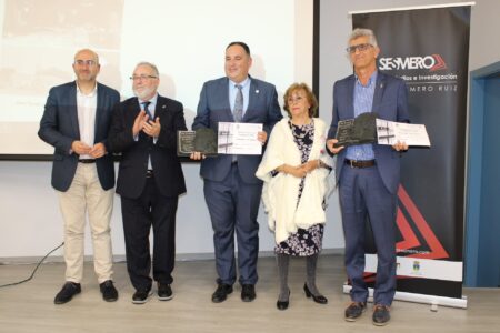 El periodista Juan Tomás Luengo recibe el VII Premio Sesmero de Investigación junto al profesor Salvador Pérez