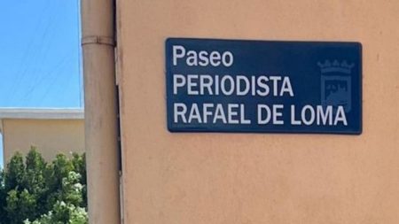El periodista Rafael de Loma cuenta con un paseo con su nombre coincidiendo con el décimo aniversario de su fallecimiento