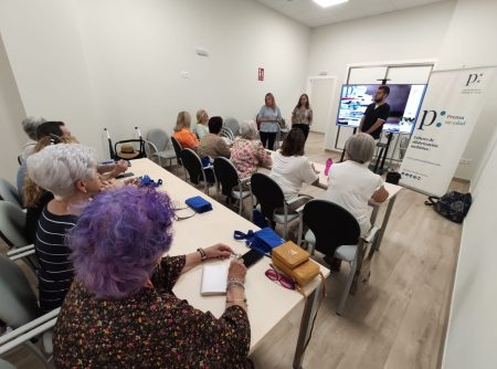 Rincón de la Victoria acoge los talleres de alfabetización mediática para mayores del proyecto Prensa Sin Edad