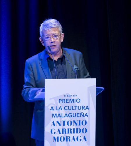 Guillermo Busutil recoge el VI Premio a la cultura malagueña Antonio Garrido Moraga