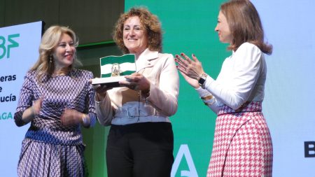 La Asociación de la Prensa recoge la Bandera Andalucía 2025 de las Ciencias y las Letras