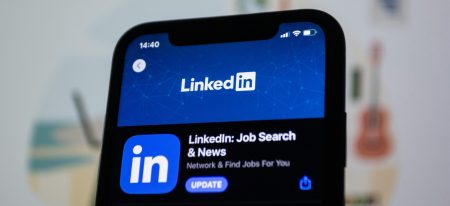LinkedIn se establece como un canal estratégico para atraer tráfico externo, según un informe de Metricool