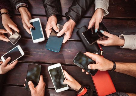 La adicción a las redes sociales hace más crédulos a los usuarios y más proclives a compartir noticias falsas