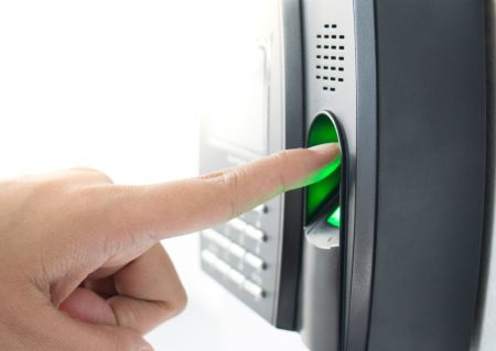 El refuerzo del control horario enfrenta a empresas y derechos digitales sobre protección de datos