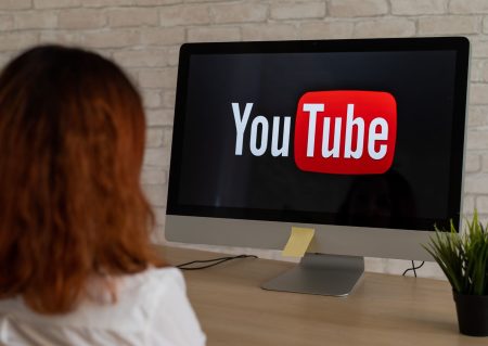 YouTube permitirá el regreso de creadores vetados en el gobierno de Joe Biden