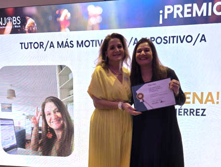 El grupo de formación Mainjobs premia a la comunicadora Carolina Gutiérrez Alonso