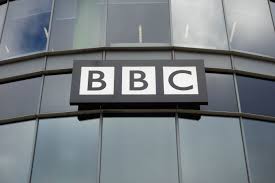 La BBC entra en su mayor crisis en años tras la edición controvertida del discurso de Donald Trump y la amenaza de demanda millonaria