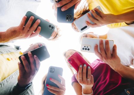 La mayoría de padres en España apoya limitar el acceso de menores a redes sociales, pero desconfía de su implementación