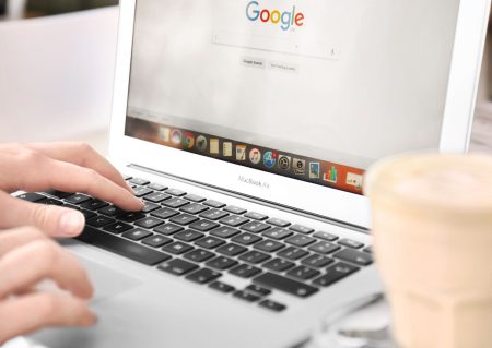 Editores europeos denuncian a Google ante la Comisión Europea por el uso de noticias en sus resúmenes de IA