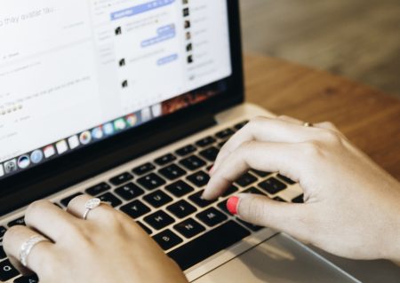 Escritores y periodistas holandeses exigen a Meta detener el uso ilegal de sus textos