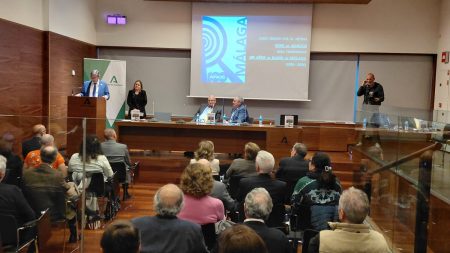 Paco García presenta ‘Carne de radio’, un libro que reivindica un siglo de voces y memoria en Málaga