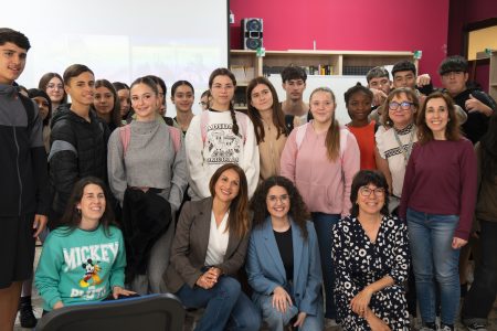 Cristina López alerta a los escolares del riesgo de la desinformación: “Las fake news son una pandemia”