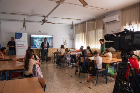 Fernando del Valle muestra a escolares malagueños cómo funciona una televisión local
