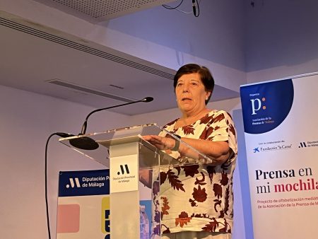 La periodista Carmen del Riego reivindica el pensamiento crítico frente a la desinformación en la clausura de Prensa en mi mochila
