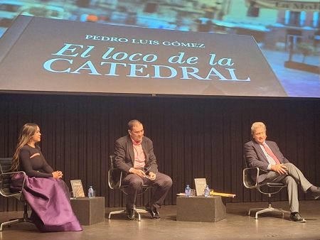 Pedro Luis Gómez aboga por la terminación de la Catedral de Málaga y rechaza el apelativo de “La Manquita” en la presentación de su nueva novela