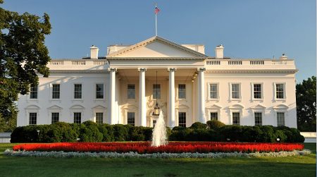 Un juez federal ordena restablecer el acceso de CNN, MS NOW y Politico a la Casa Blanca